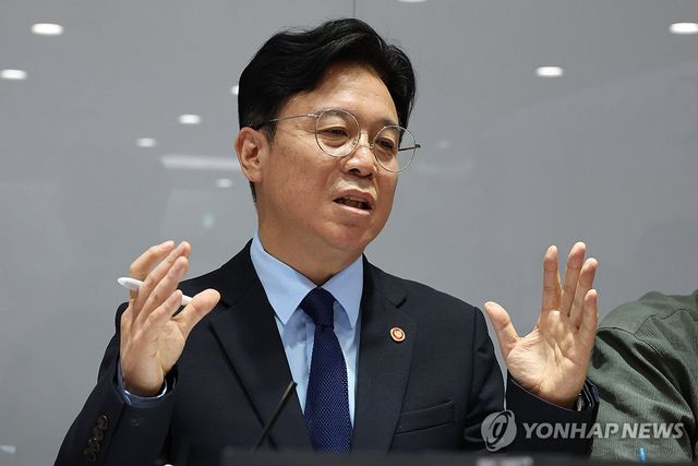 노동현안 관련 발언하는 김영훈 노동부 장관