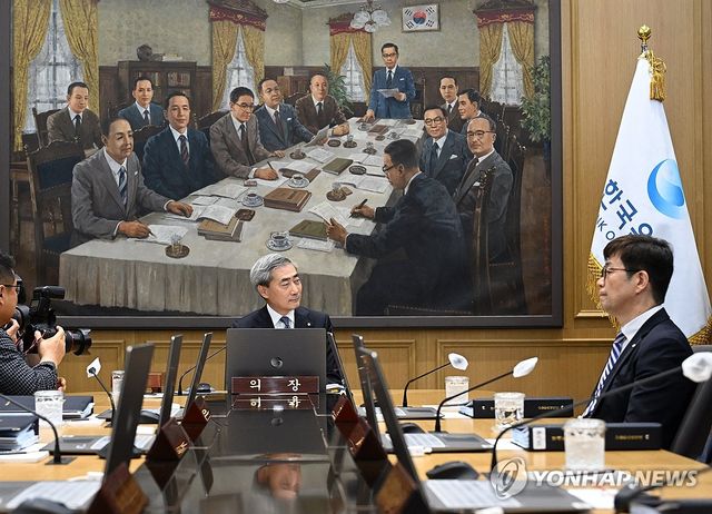 금통위 본회의 주재하는 신현송 한국은행 총재