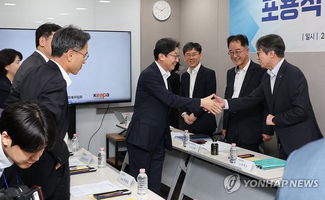 참석자들과 인사하는 이억원 금융위원장