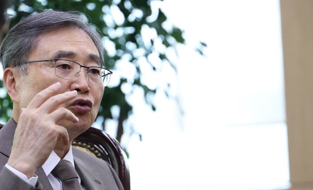 인터뷰하는 조현 외교부 장관
