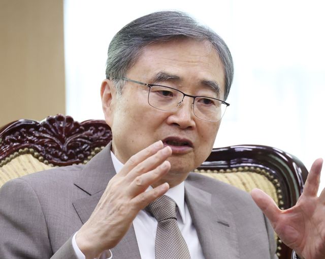 인터뷰하는 조현 외교부 장관