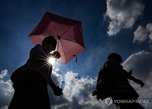대구에 폭염경보가 이어진 작년 7월 23일 동대구역 광장에서 한 시민이 양산을 쓰고 이동하고 있다. [연합뉴스 자료사진]