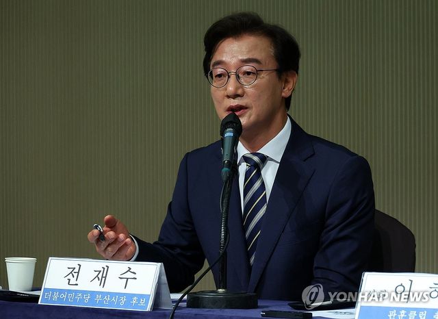 관훈토론회 발언하는 전재수