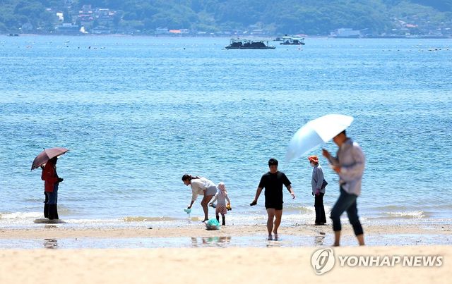 광암해수욕장에 산책 나온 시민들