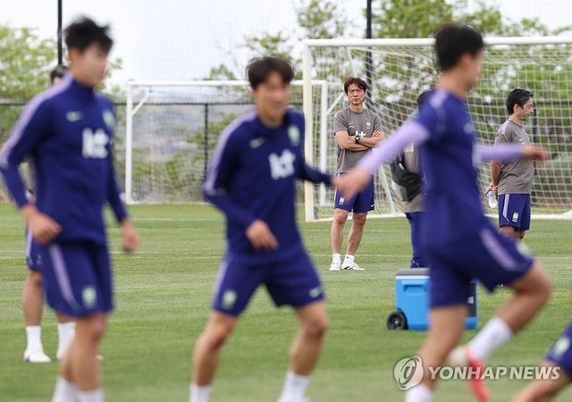 훈련 지도하는 홍명보 감독