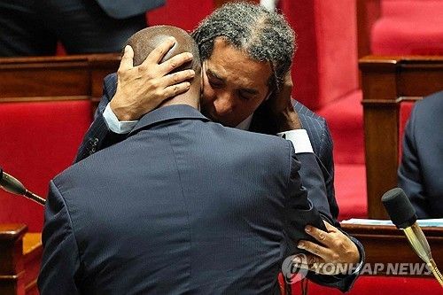 흑인 법전 폐지안이 통과된 후 옛 식민지 출신 후손 의원들이 감격해하는 모습.