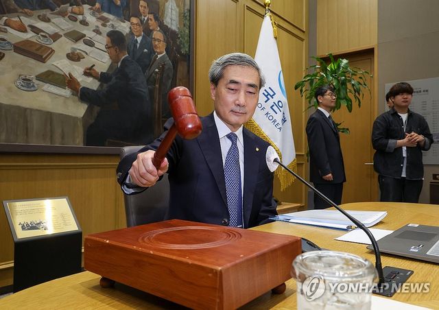 의사봉 두드리는 신현송 한국은행 총재