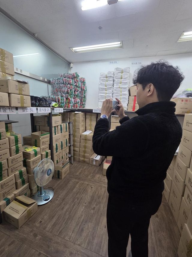 지난해 종량제봉투 공급대행업체 재고현황을 점검 중인 모습