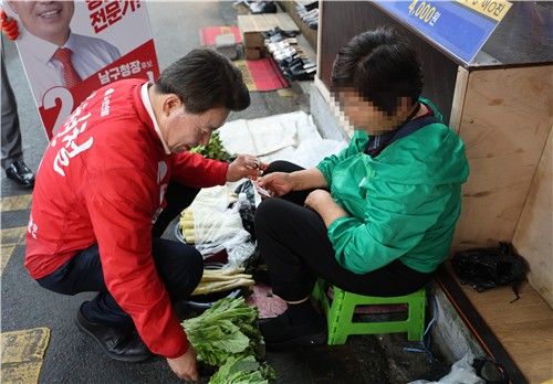 울산 신정시장에서 상추 구매하는 국민의힘 임현철 남구청장 후보