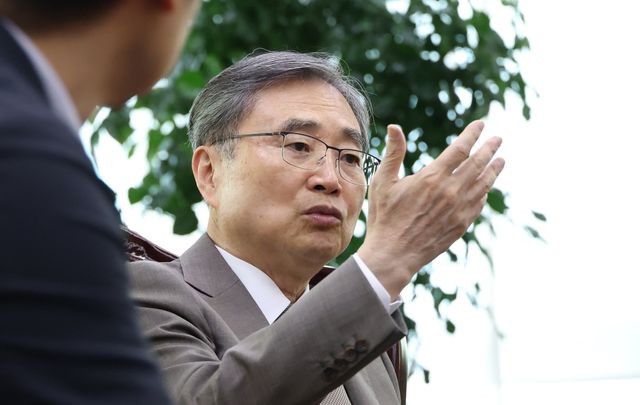 인터뷰하는 조현 외교부 장관