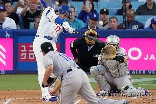 스가노 도모유키를 상대로 1회말 선두나자 홈런을 치는 오타니 쇼헤이