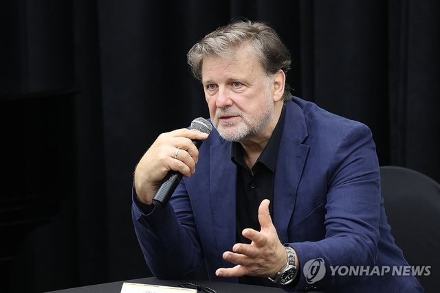 인사말하는 크리스토퍼 벤트리스