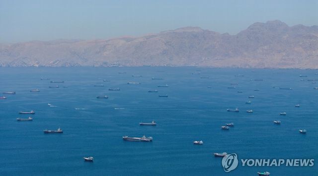 호르무즈 해협에 정박 중인 수많은 선박