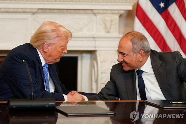 도널드 트럼프 미국 대통령(좌측)과 니콜 파시냔 아르메니아 총리(우측)