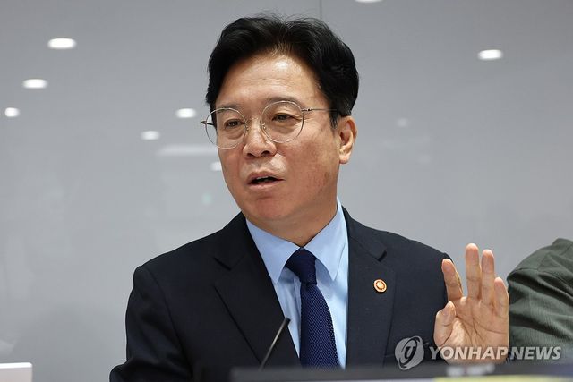 노동현안 관련 발언하는 김영훈 노동부 장관