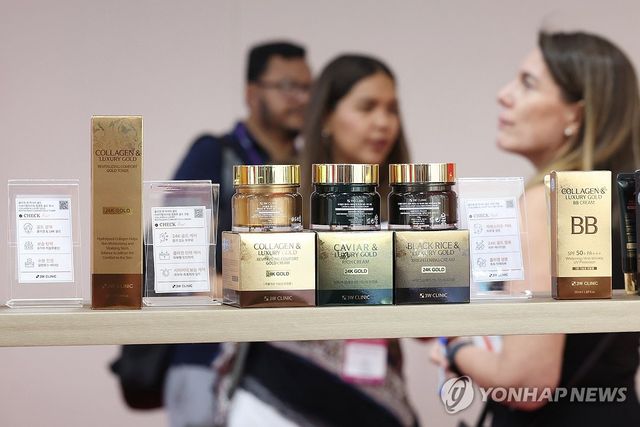화장품 둘러보는 외국인 참관객들