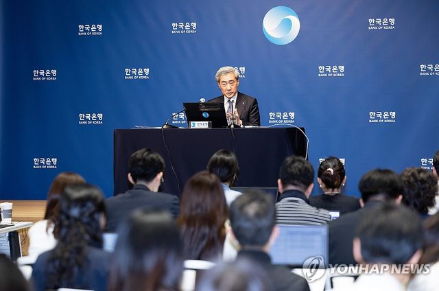 통화정책방향 기자간담회 하는 신현송 한은 총재