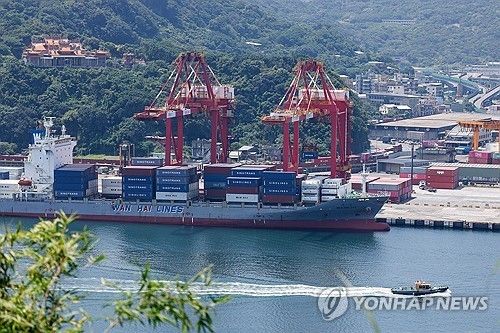 대만 지룽시 항구에 정박한 컨테이너선