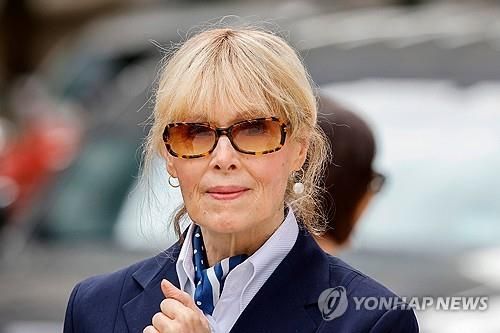 뉴욕 법원 나서는 E. 진 캐럴(2024년 9월)