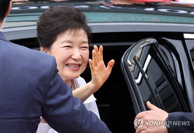 밝게 웃는 박근혜 전 대통령