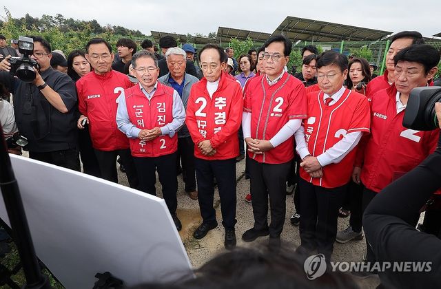대구경북신공항 부지 브리핑 듣는 추경호 후보