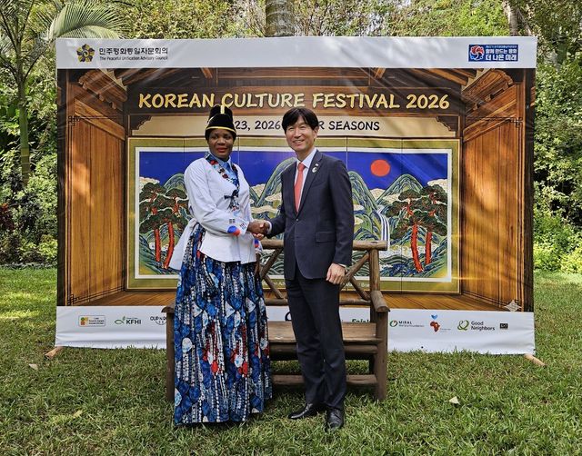 박재경 주짐바브웨 한국대사(오른쪽)와 퍼트리샤 위스케스 말라위 천연자원부 장관
