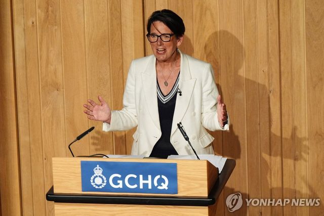 연설하는 앤 키스트-버틀러 GCGQ 국장 