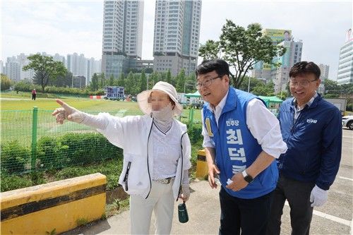 울산 태화강변 파크골프장에서 시민 만나는 민주당 최덕종 남구청장 후보