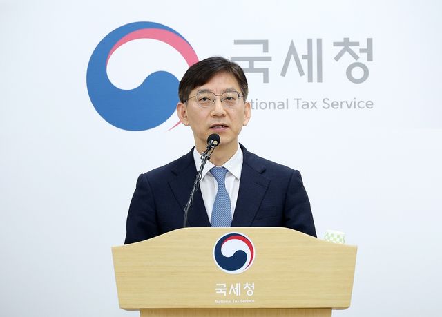 브리핑하는 국세청 안덕수 조사국장