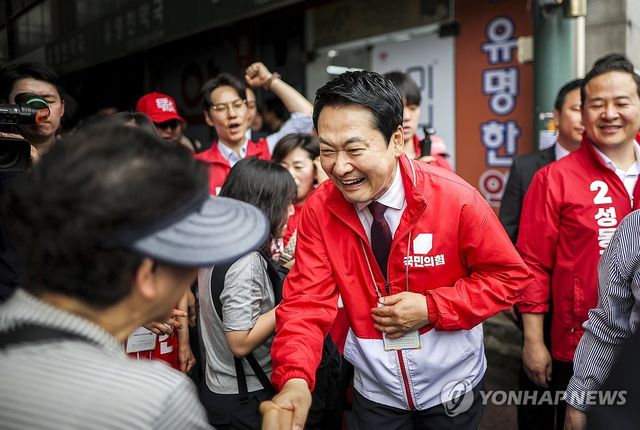 선거운동하는 장동혁 상임선대위원장