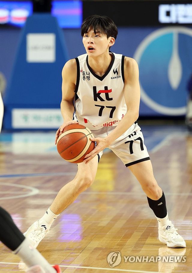 슛 시도하는 강성욱