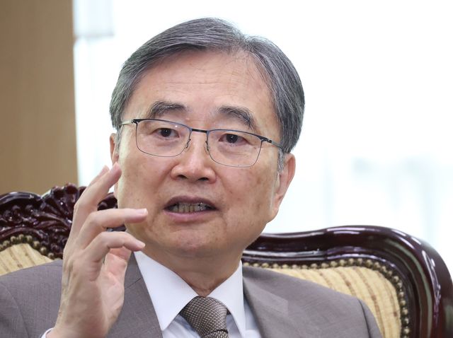 인터뷰하는 조현 외교부 장관