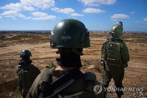 가자지구 통제선인 '옐로 라인' 지켜보는 이스라엘 군인들