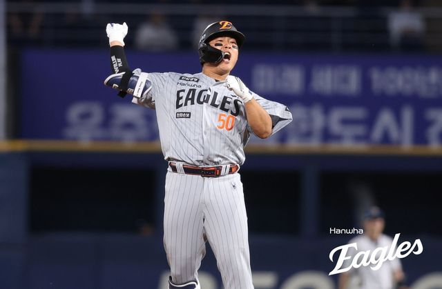역전 2루타를 치고 환호하는 강백호