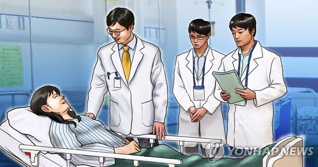 입원실 병상 회진하는 의사-여성 환자(PG)