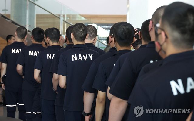 사전투표 나선 해군 훈련병들