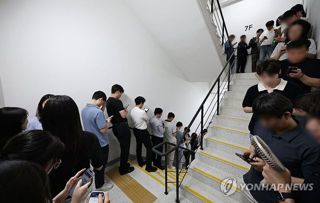 6ㆍ3지방선거 사전투표 위해 줄 선 직장인들
