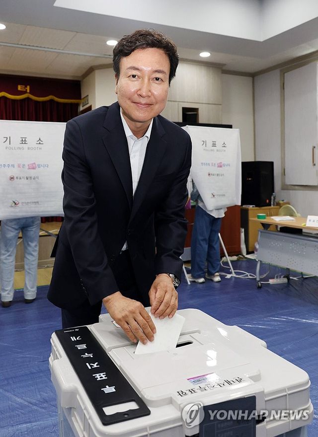 사전투표하는 전태진 울산 남갑 보궐선거 민주당 후보