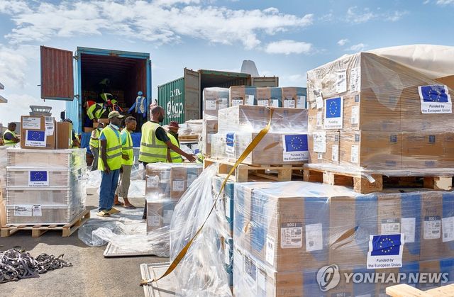 민주콩고 이투리주 부니아 공항에 도착한 구호물자 [로이터=연합뉴스. 재판매 및 DB 금지]