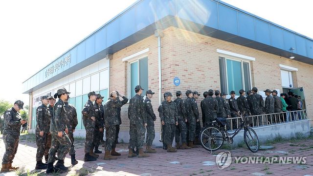 사전투표 기다리는 장병들