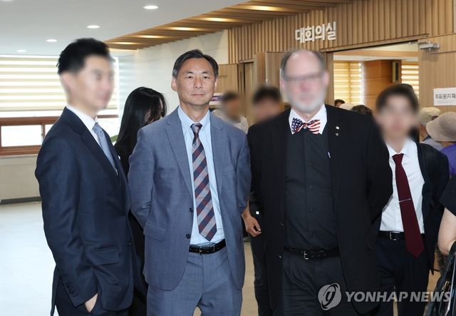 사전투표소 방문한 모스 탄