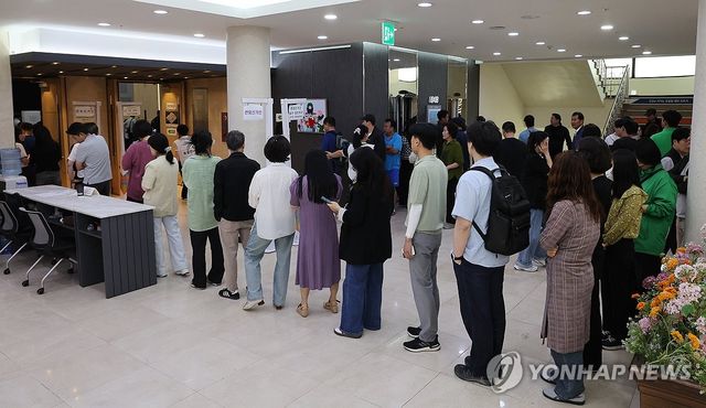 사전투표소 앞에 줄 선 유권자들