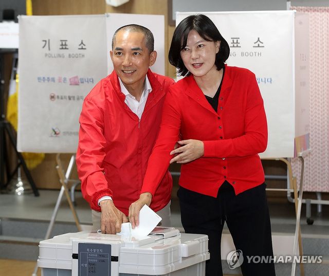 아내와 투표하는 박민식