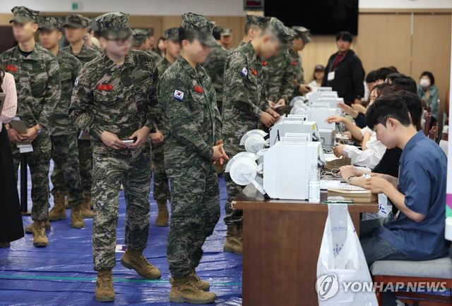 투표하는 해병대원들