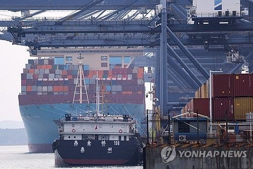 중국 무역항의 대형 컨테이너선 [로이터=연합뉴스 자료사진. 재판매 및 DB 금지] 