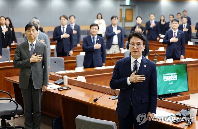 국민의례하는 김민석 국무총리