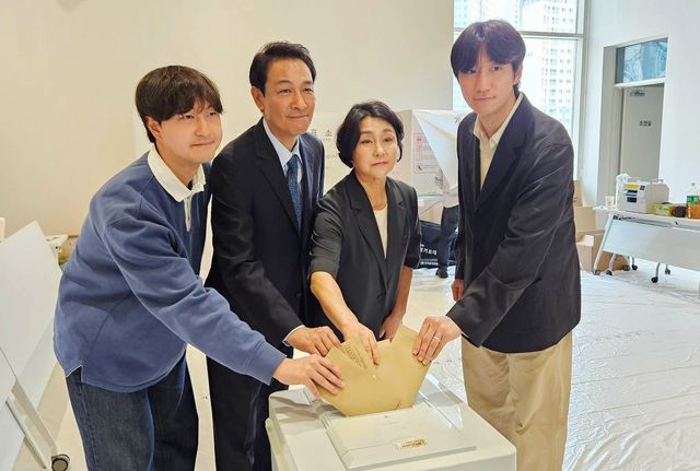 가족과 함께 사전 투표하는 우상호 후보