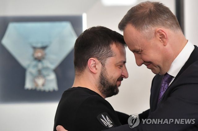 2023년 4월 폴란드 훈장 받은 볼로디미르 젤렌스키 우크라이나 대통령(왼쪽), 안제이 두다 당시 폴란드 대통령