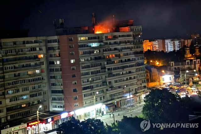 러시아 드론 충돌로 화재가 발생한 루마니아 갈라치 아파트[RomaU Galati via AP=연합뉴스. 재판매 및 DB 금지]