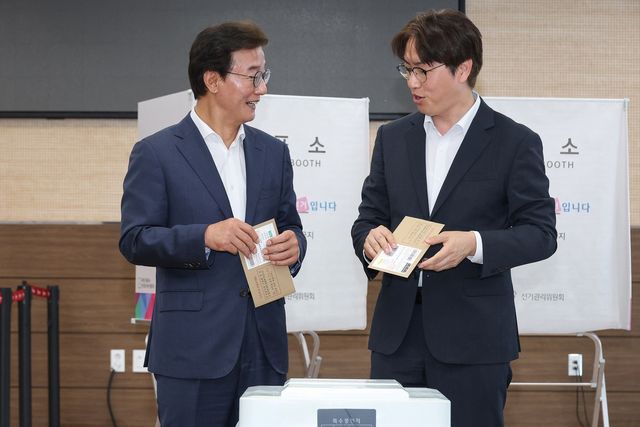 사전 투표하는 전재수·하정우 후보